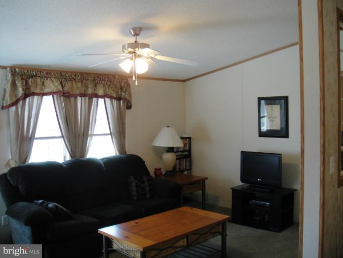 16840 Henderson Road, Unit 128 Henderson, MD 21640 - Photo 4 of 23 Living Room