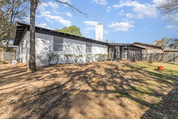 a view of backyard of the house