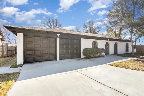 $2,500 | 800 Overhill Court, Hurst, TX 76053