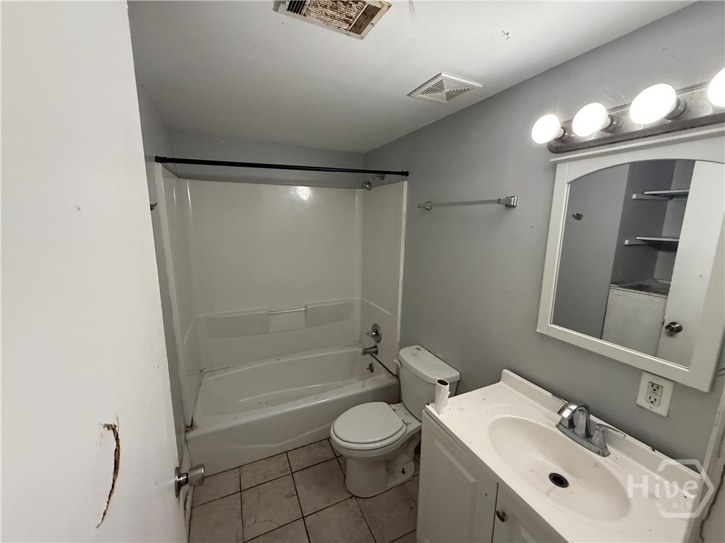 316 Edgewater Road Savannah, GA 31406 - Photo 10 of 13 Bathroom of house 314.