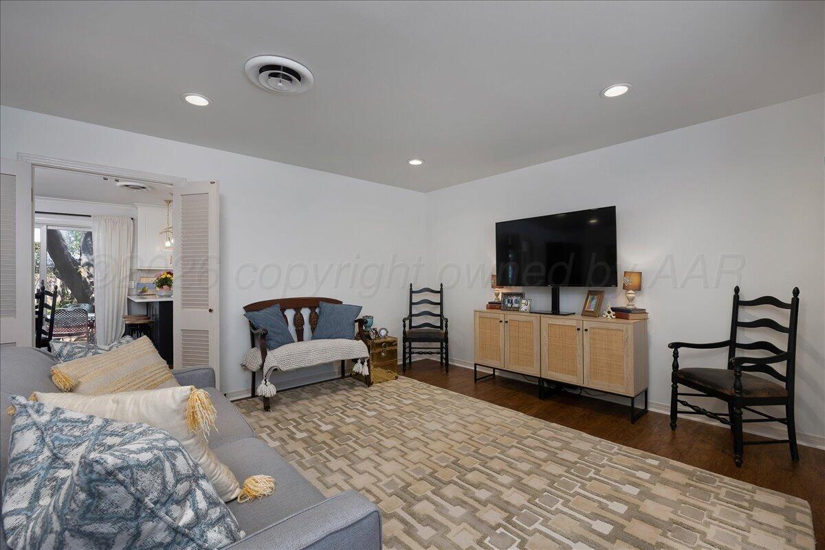 6100 Jameson Road Amarillo, TX 79106 - Photo 3 of 29 07-Living Room 3