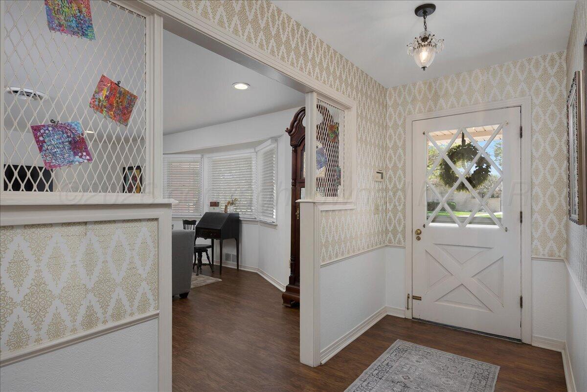 6100 Jameson Road Amarillo, TX 79106 - Photo 6 of 29 04-Foyer