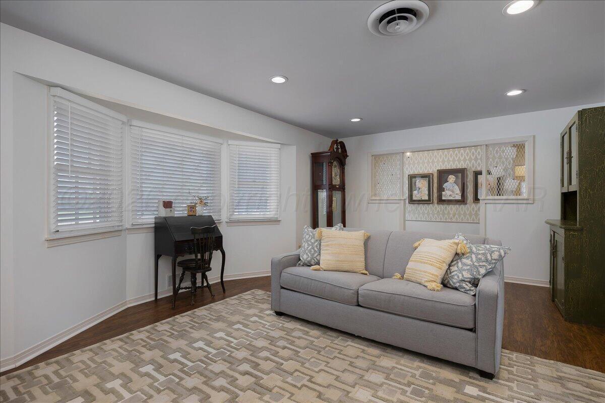6100 Jameson Road Amarillo, TX 79106 - Photo 7 of 29 05-Living Room