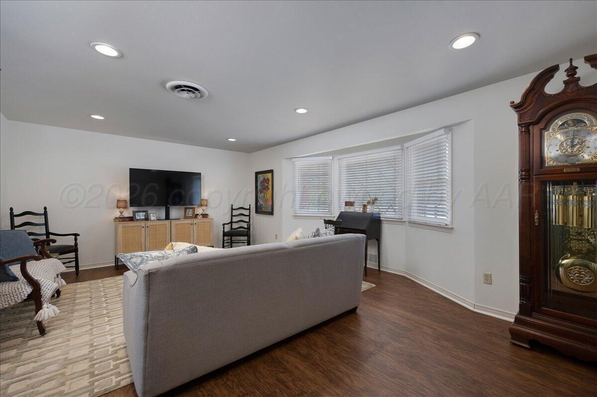 6100 Jameson Road Amarillo, TX 79106 - Photo 8 of 29 06-Living Room 2