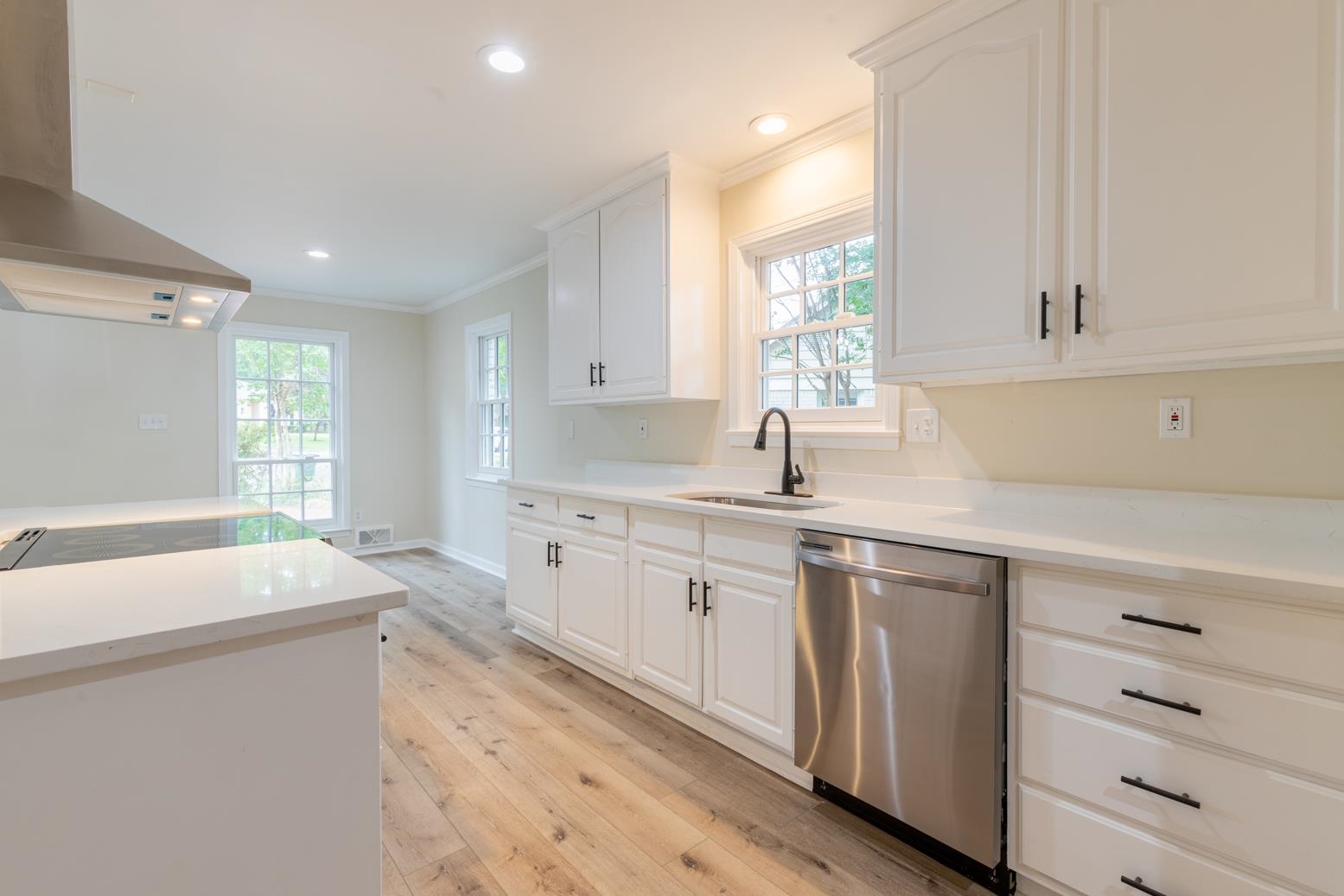 505 Thorn Ridge Cove Memphis, TN 38117 - Photo 15 of 31 a kitchen that has a sink and a stove in it
