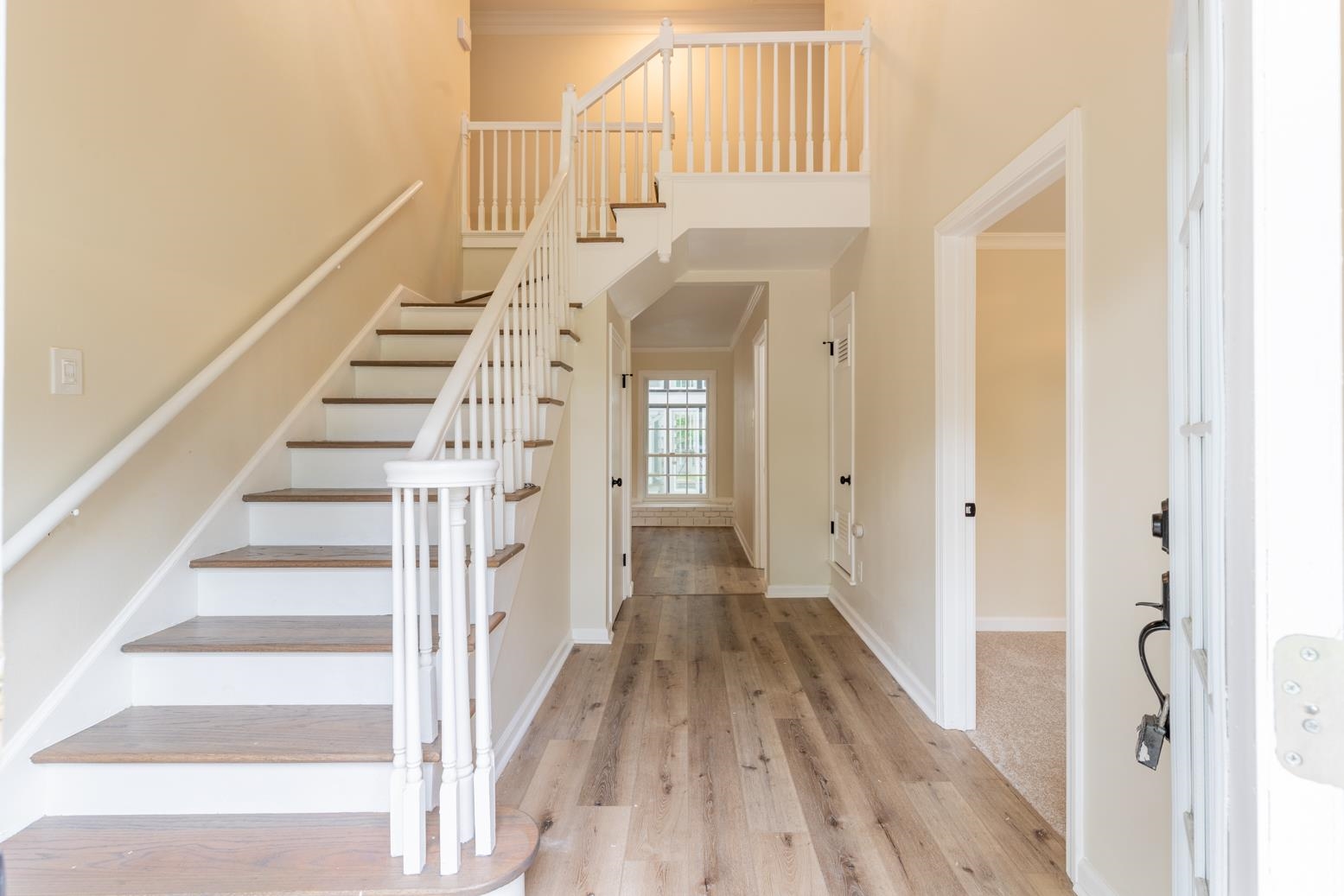 505 Thorn Ridge Cove Memphis, TN 38117 - Photo 10 of 31 a view of a hallway with wooden floor and entryway