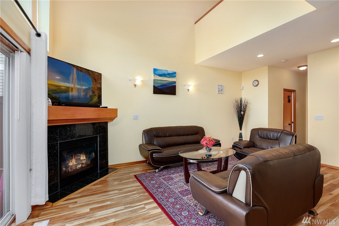 18935 108th Lane Southeast Renton, WA 98055 - Photo 5 of 32 Gallery Image 5