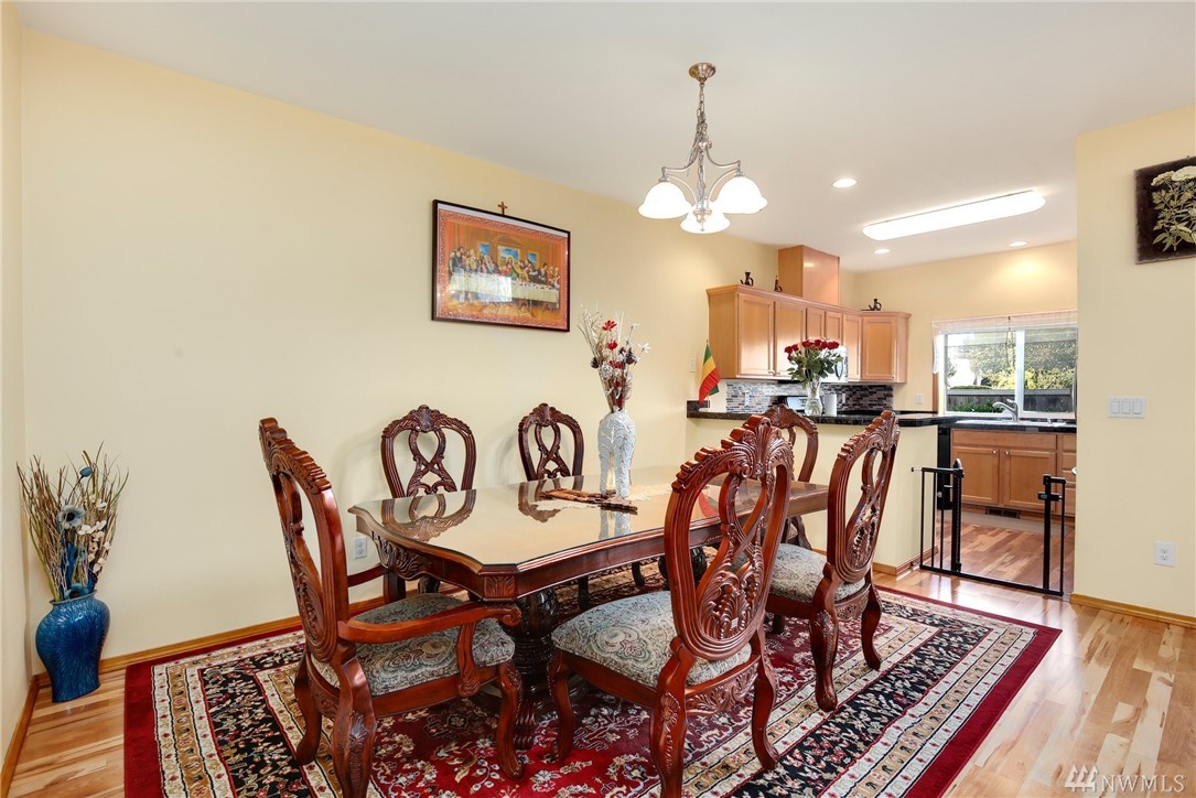 18935 108th Lane Southeast Renton, WA 98055 - Photo 9 of 32 Gallery Image 9