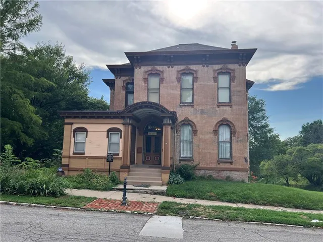 $260,000 | 402 South 12th Street, St. Joseph, MO 64501