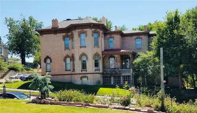 $260,000 | 402 South 12th Street, St. Joseph, MO 64501