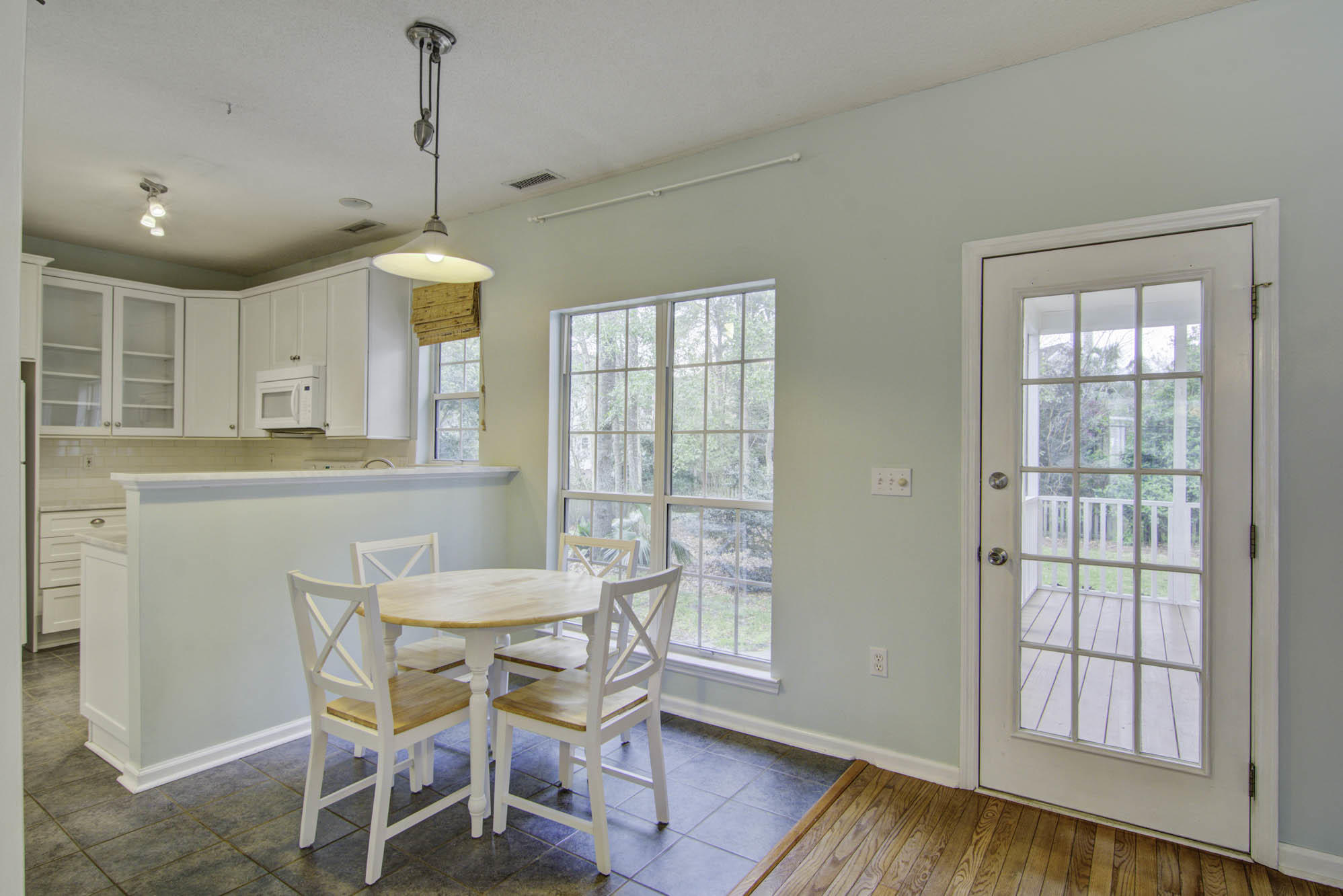 Bright Kitchen and Breakfast Area