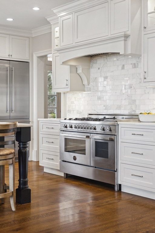 24 Greystone Road Marblehead, MA 01945 - Photo 12 of 42 a kitchen with granite countertop a stove and a refrigerator