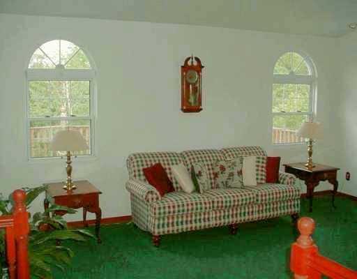 28 Walker Road Canonsburg, PA 15317 - Photo 3 of 8 Living Room.