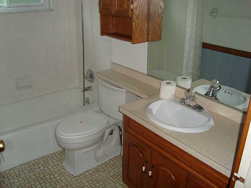 429 Spring Valley Road West Mifflin, PA 15122 - Photo 3 of 5 Full Bath.
