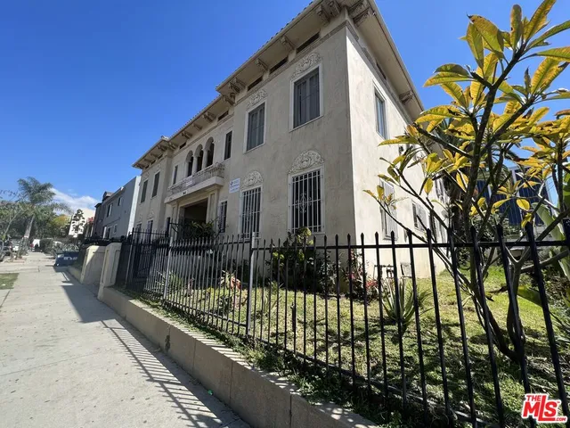 $1,295 | 946 South Burlington Avenue, Unit 201, Los Angeles, CA 90006