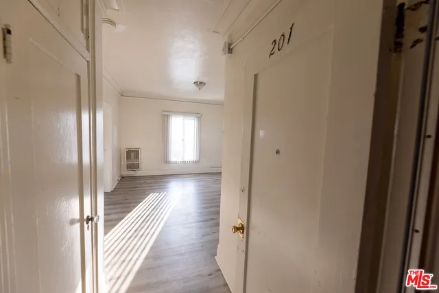 $1,295 | 946 South Burlington Avenue, Unit 201, Los Angeles, CA 90006