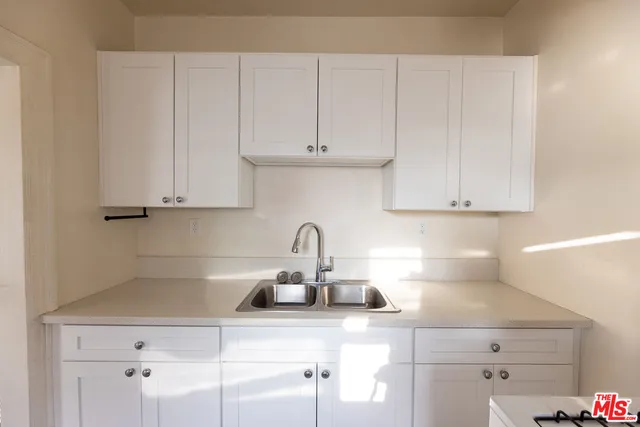 $1,295 | 946 South Burlington Avenue, Unit 201, Los Angeles, CA 90006