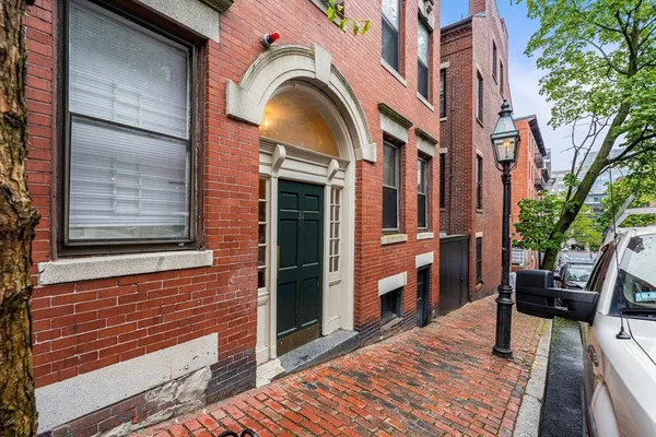 $3,800 | 31 Irving Street, Unit 4, Boston, MA 02114