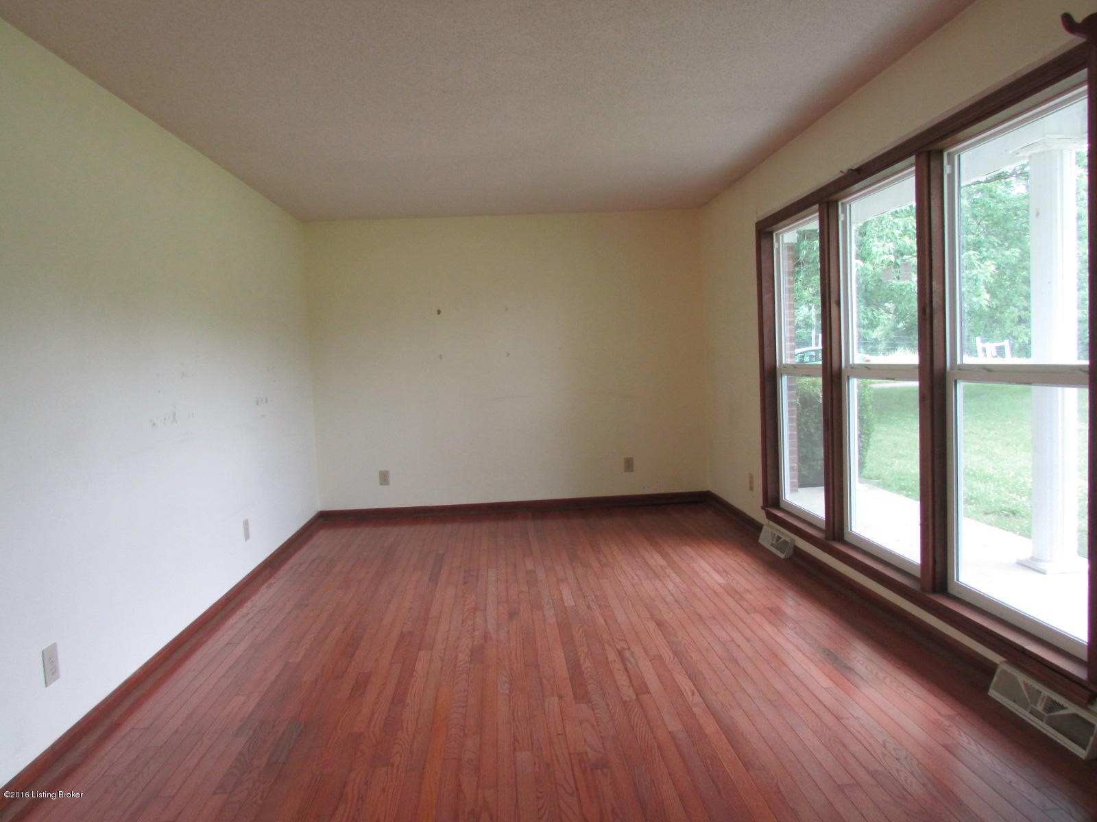 1515 Howevalley Road Cecilia, KY 42724 - Photo 11 of 17 Family room