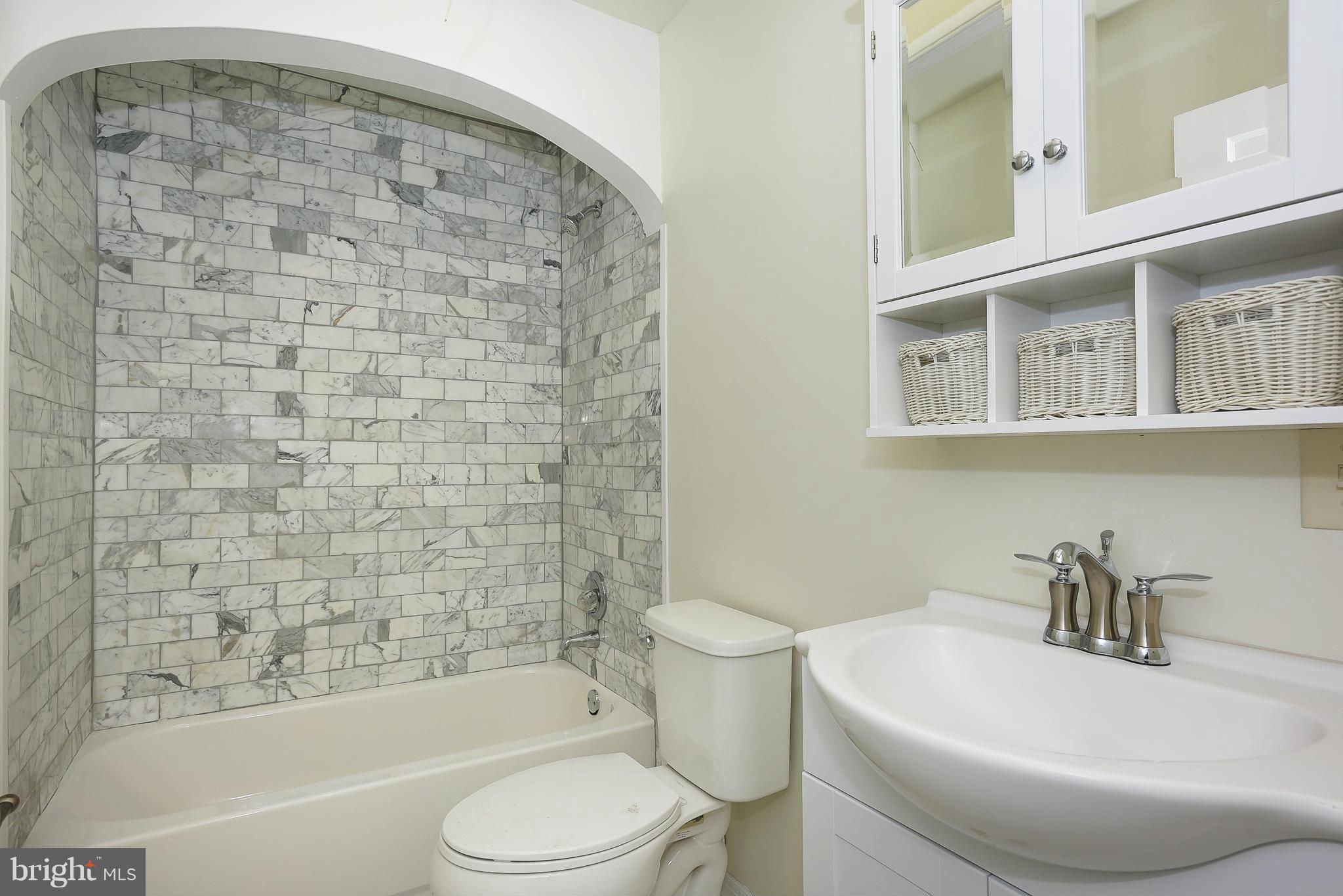 921 Calwell Road Baltimore, MD 21229 - Photo 13 of 22 Bath