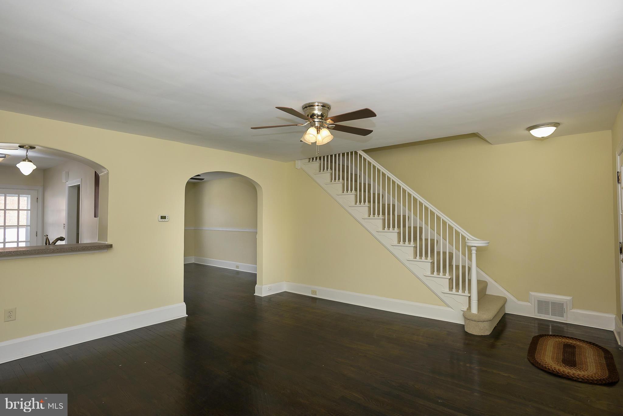 921 Calwell Road Baltimore, MD 21229 - Photo 3 of 22 Living Room