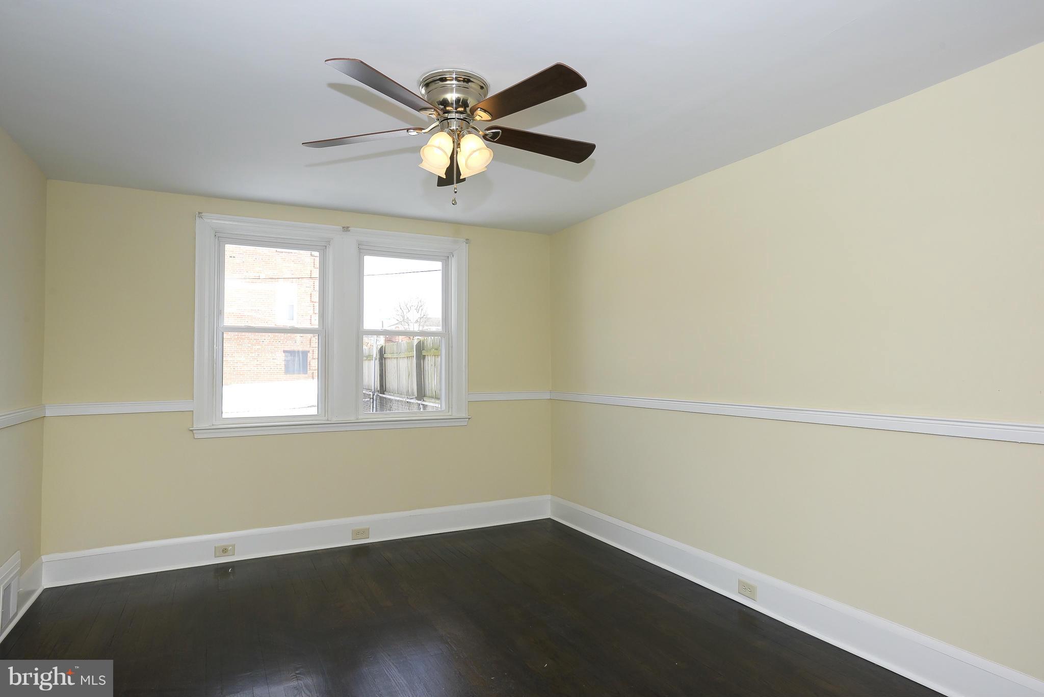 921 Calwell Road Baltimore, MD 21229 - Photo 7 of 22 Living Room