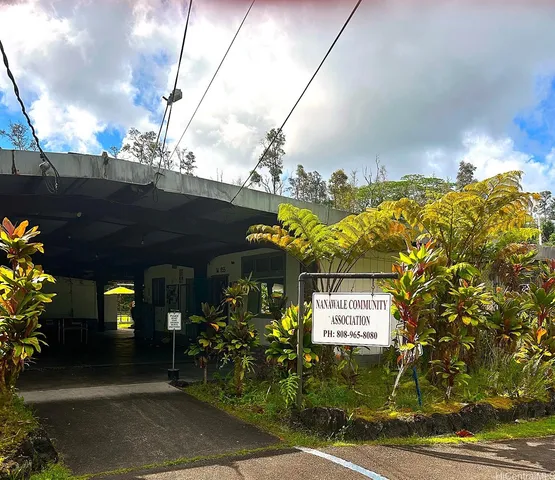 a view of entryway front of a house