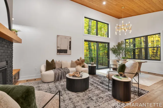 $900,000 | 9421 Lakeview Court, West Olive, MI 49460