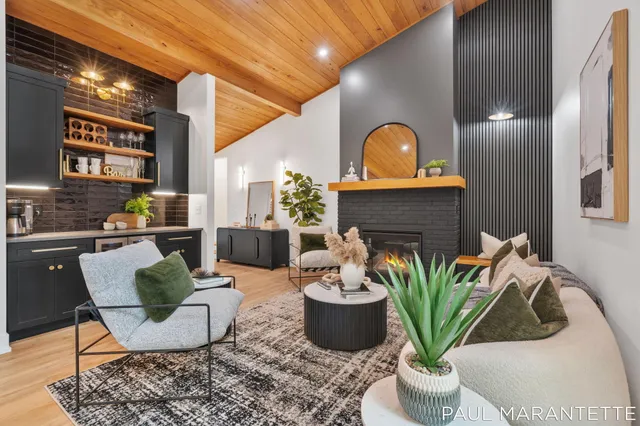 $900,000 | 9421 Lakeview Court, West Olive, MI 49460