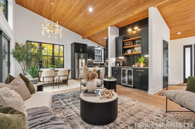 $900,000 | 9421 Lakeview Court, West Olive, MI 49460