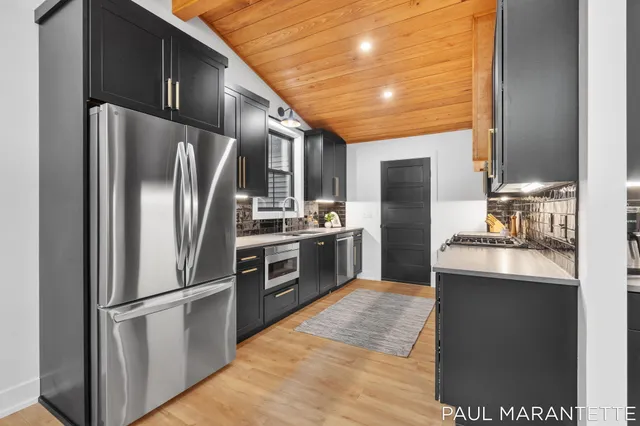 $900,000 | 9421 Lakeview Court, West Olive, MI 49460