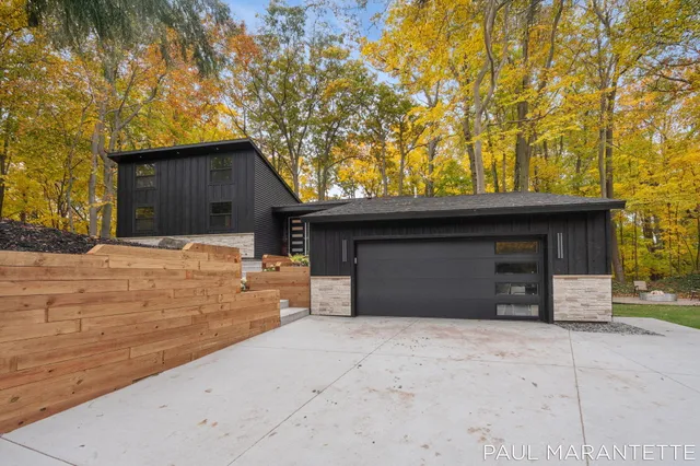 $900,000 | 9421 Lakeview Court, West Olive, MI 49460
