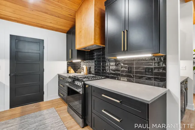 $900,000 | 9421 Lakeview Court, West Olive, MI 49460