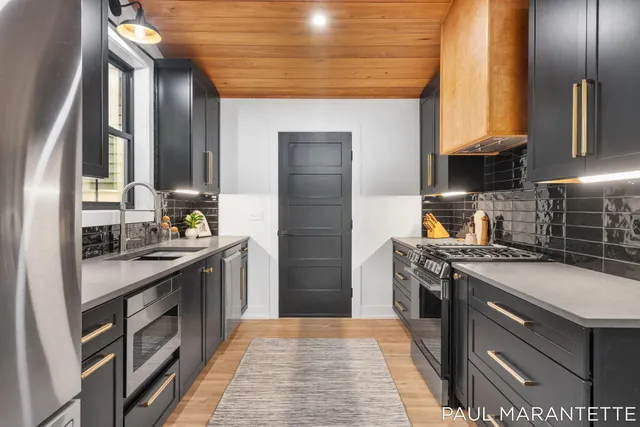 $900,000 | 9421 Lakeview Court, West Olive, MI 49460