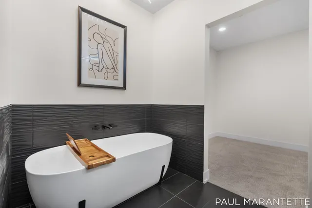 $900,000 | 9421 Lakeview Court, West Olive, MI 49460