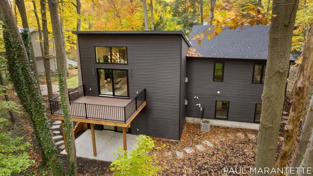 $900,000 | 9421 Lakeview Court, West Olive, MI 49460