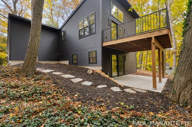 $900,000 | 9421 Lakeview Court, West Olive, MI 49460