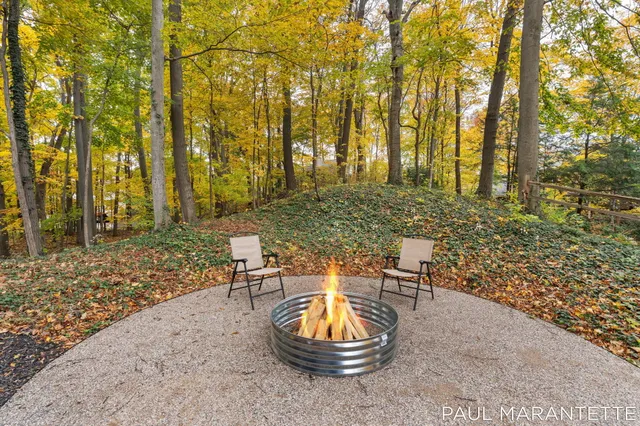 $900,000 | 9421 Lakeview Court, West Olive, MI 49460