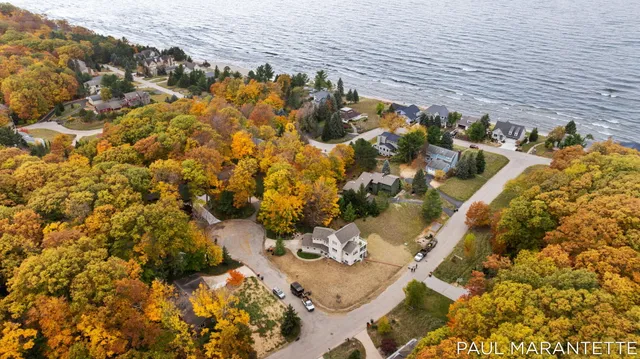 $900,000 | 9421 Lakeview Court, West Olive, MI 49460