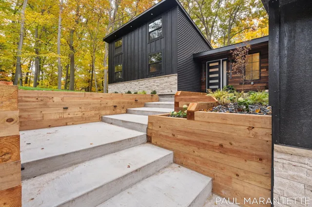 $900,000 | 9421 Lakeview Court, West Olive, MI 49460