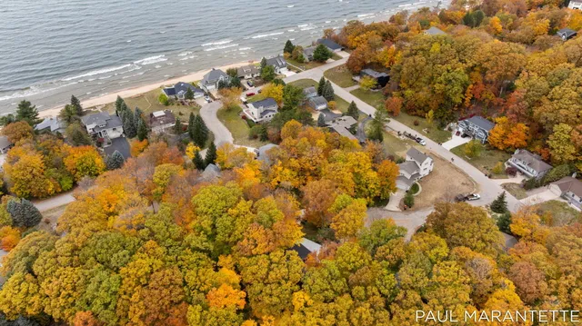 $900,000 | 9421 Lakeview Court, West Olive, MI 49460