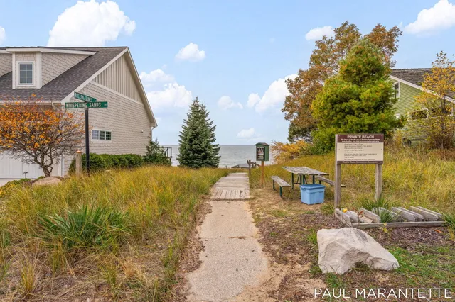 $900,000 | 9421 Lakeview Court, West Olive, MI 49460