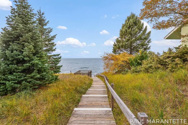 $900,000 | 9421 Lakeview Court, West Olive, MI 49460