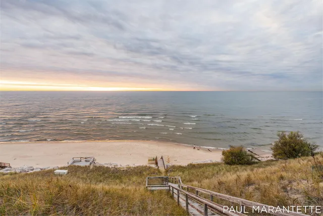 $900,000 | 9421 Lakeview Court, West Olive, MI 49460