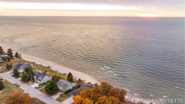 $900,000 | 9421 Lakeview Court, West Olive, MI 49460