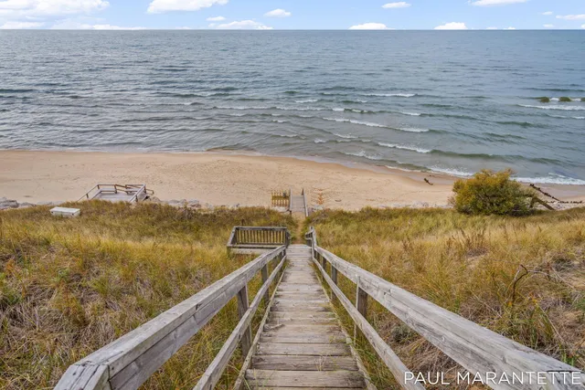 $900,000 | 9421 Lakeview Court, West Olive, MI 49460