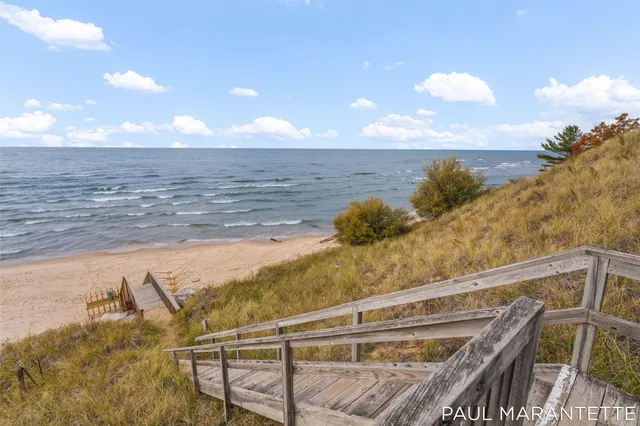 $900,000 | 9421 Lakeview Court, West Olive, MI 49460