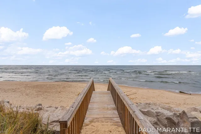 $900,000 | 9421 Lakeview Court, West Olive, MI 49460