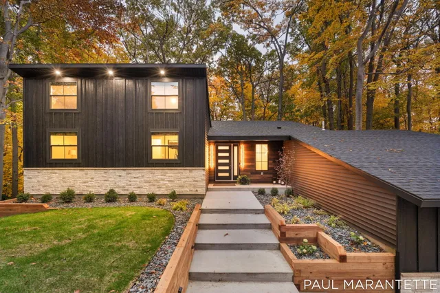 $900,000 | 9421 Lakeview Court, West Olive, MI 49460