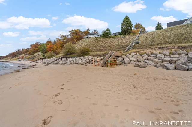 $900,000 | 9421 Lakeview Court, West Olive, MI 49460